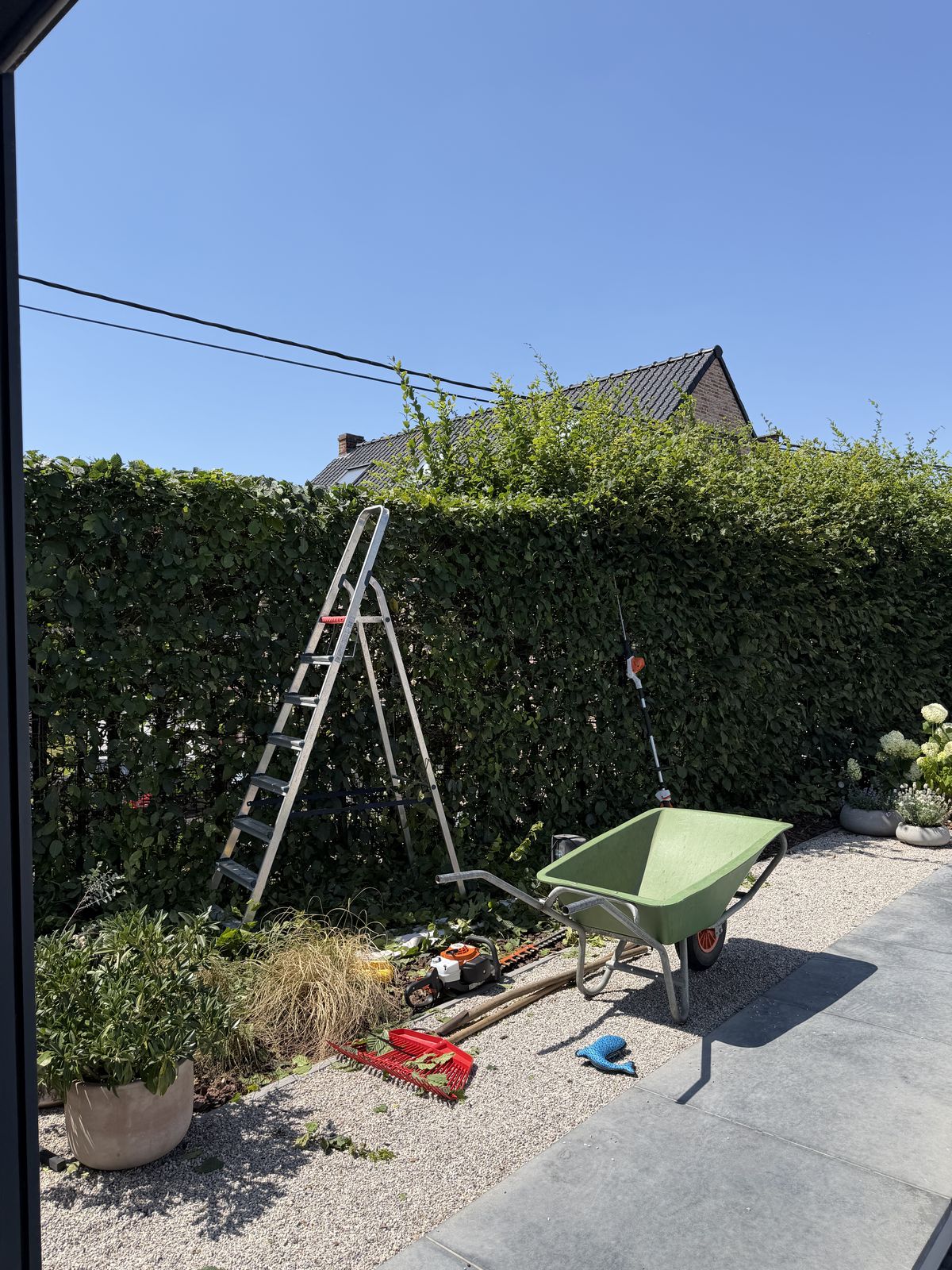 Ladder en kruiwagen bij een klus in uitvoering