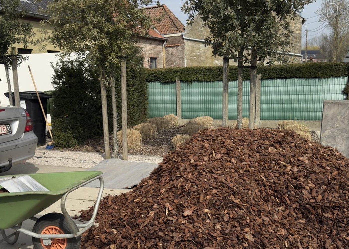 Verse laag boomschors klaar om te leggen