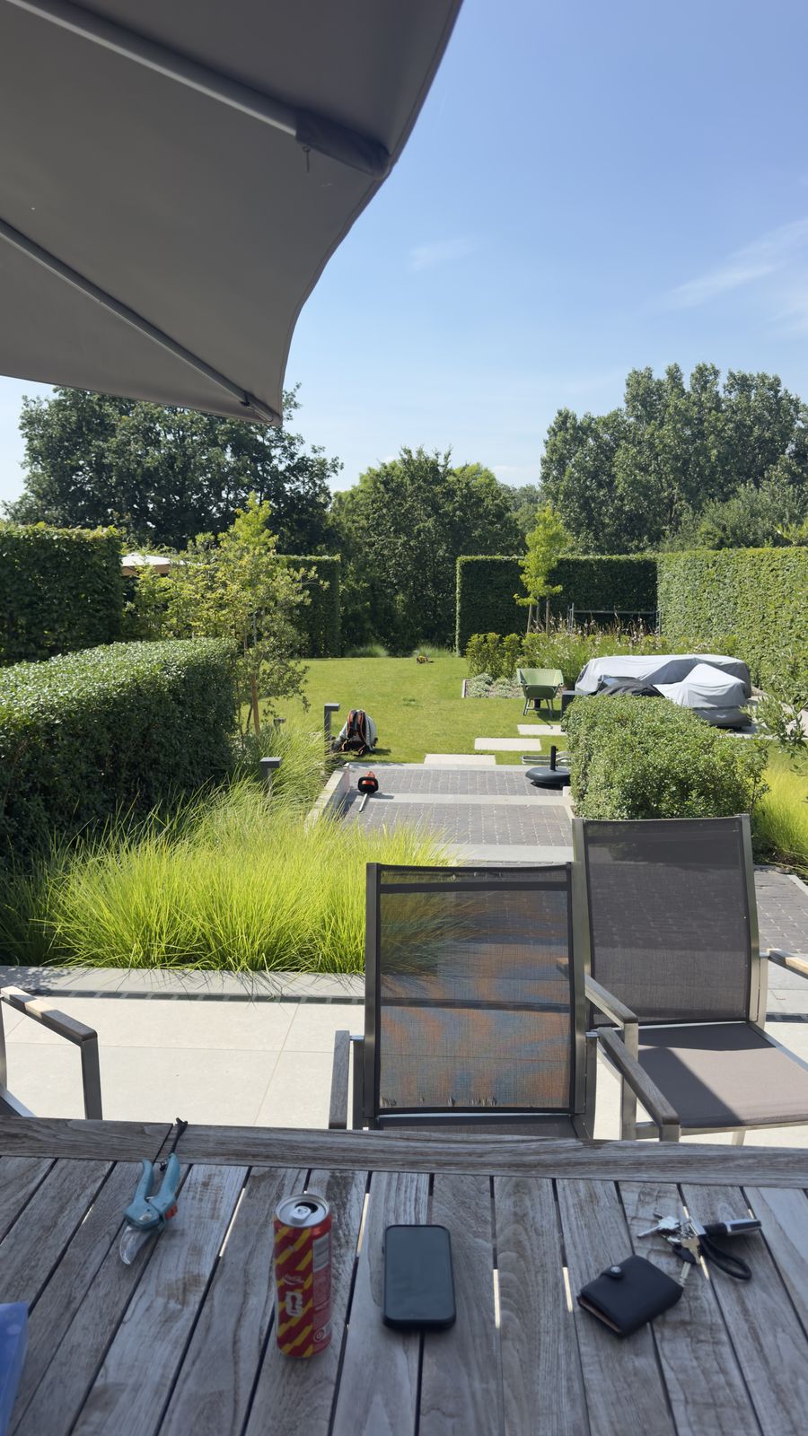 Terras met loungezetels en aangelegde border